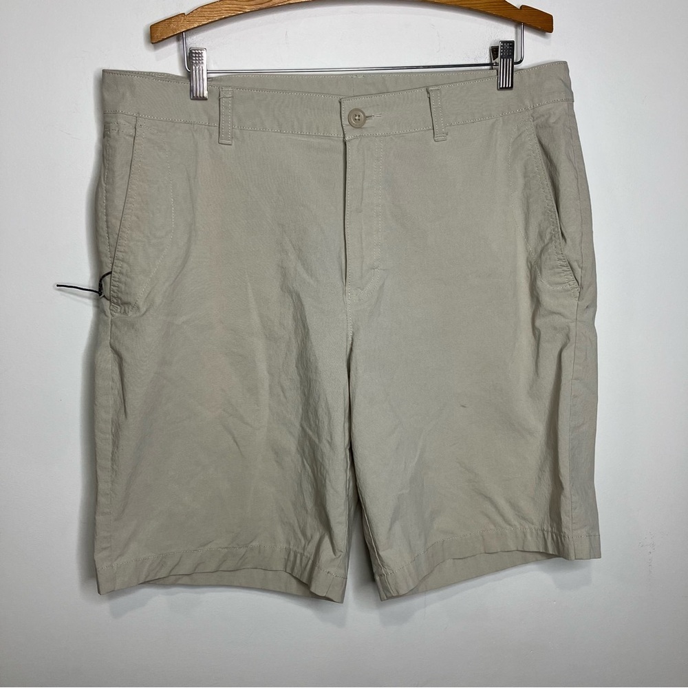 Columbia active fit shorts khaki tan men’s size 38 10” casual neutral minimalist